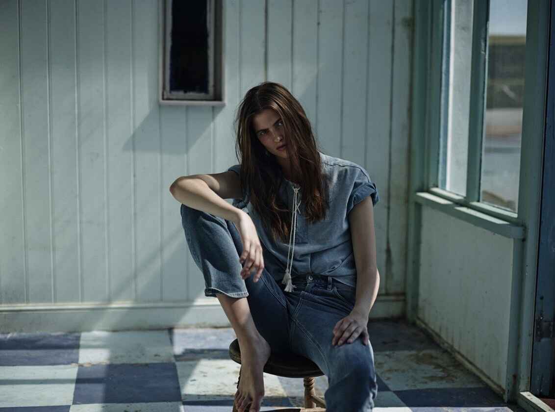 modelka pózující v džínovém oblečení M.i.h Jeans