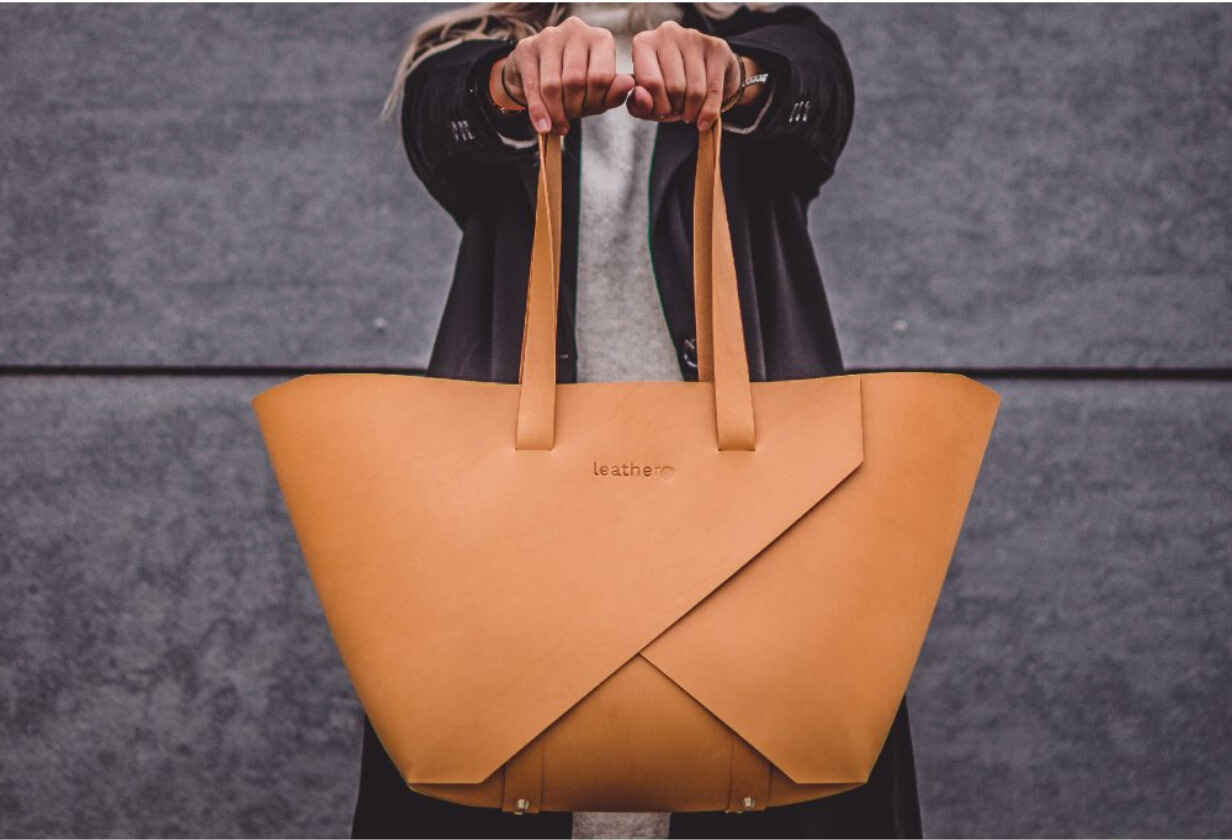 žena držící tašku leathery