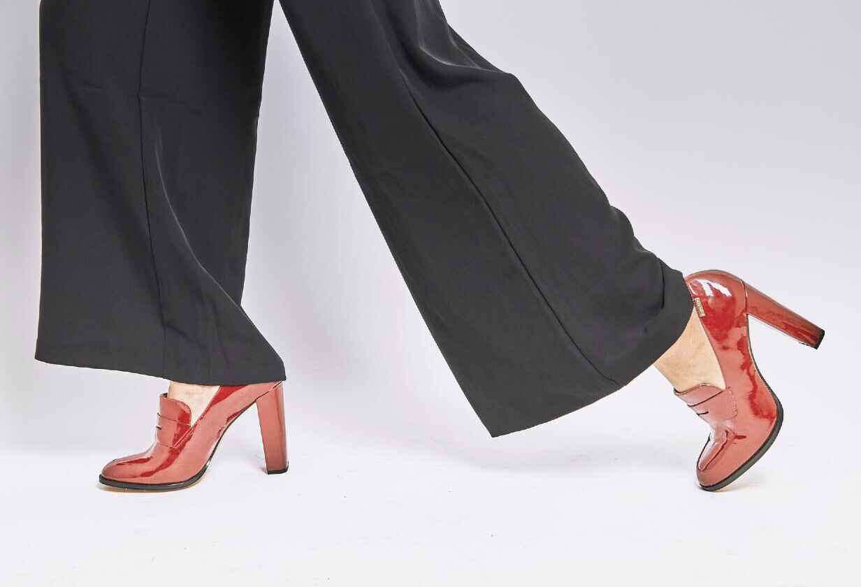 záběr na nohy s červenými botami na podpatku aldo