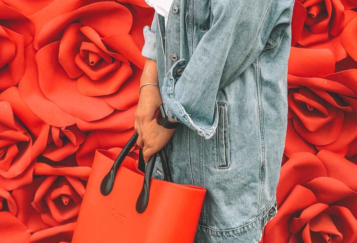 žena s červenou taškou o bag