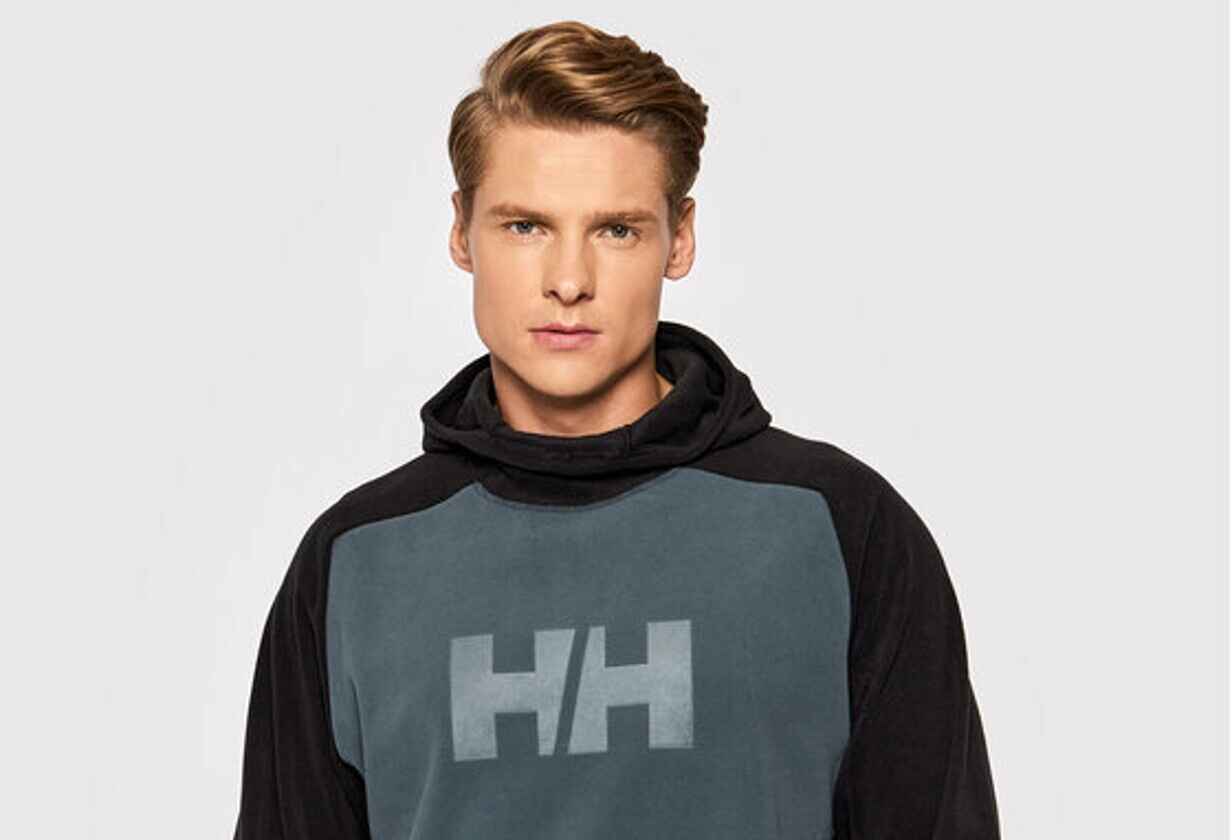 muž s mikinou helly hansen