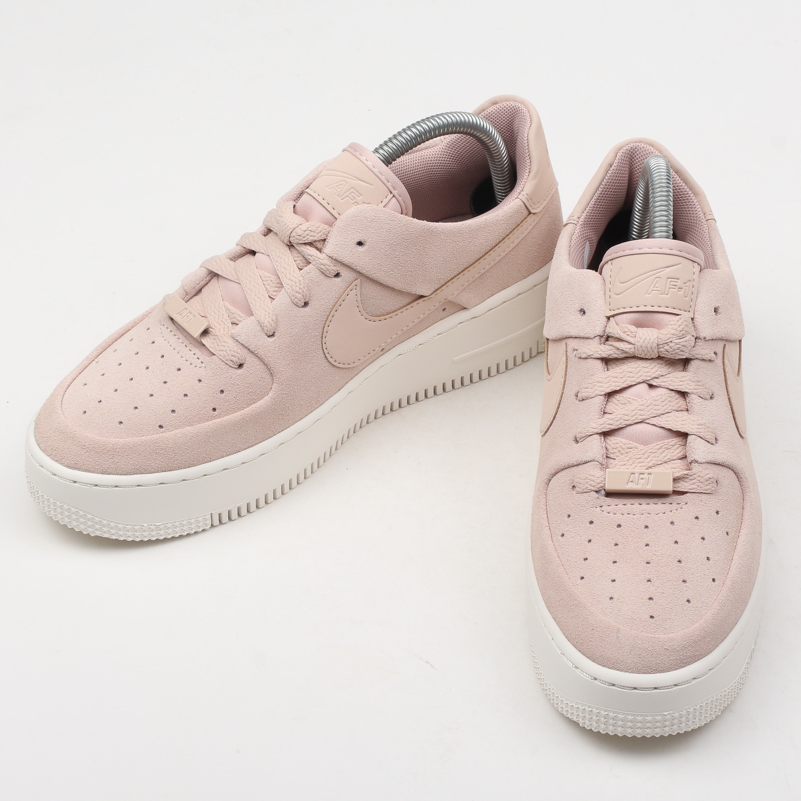 dark brown on beige af1