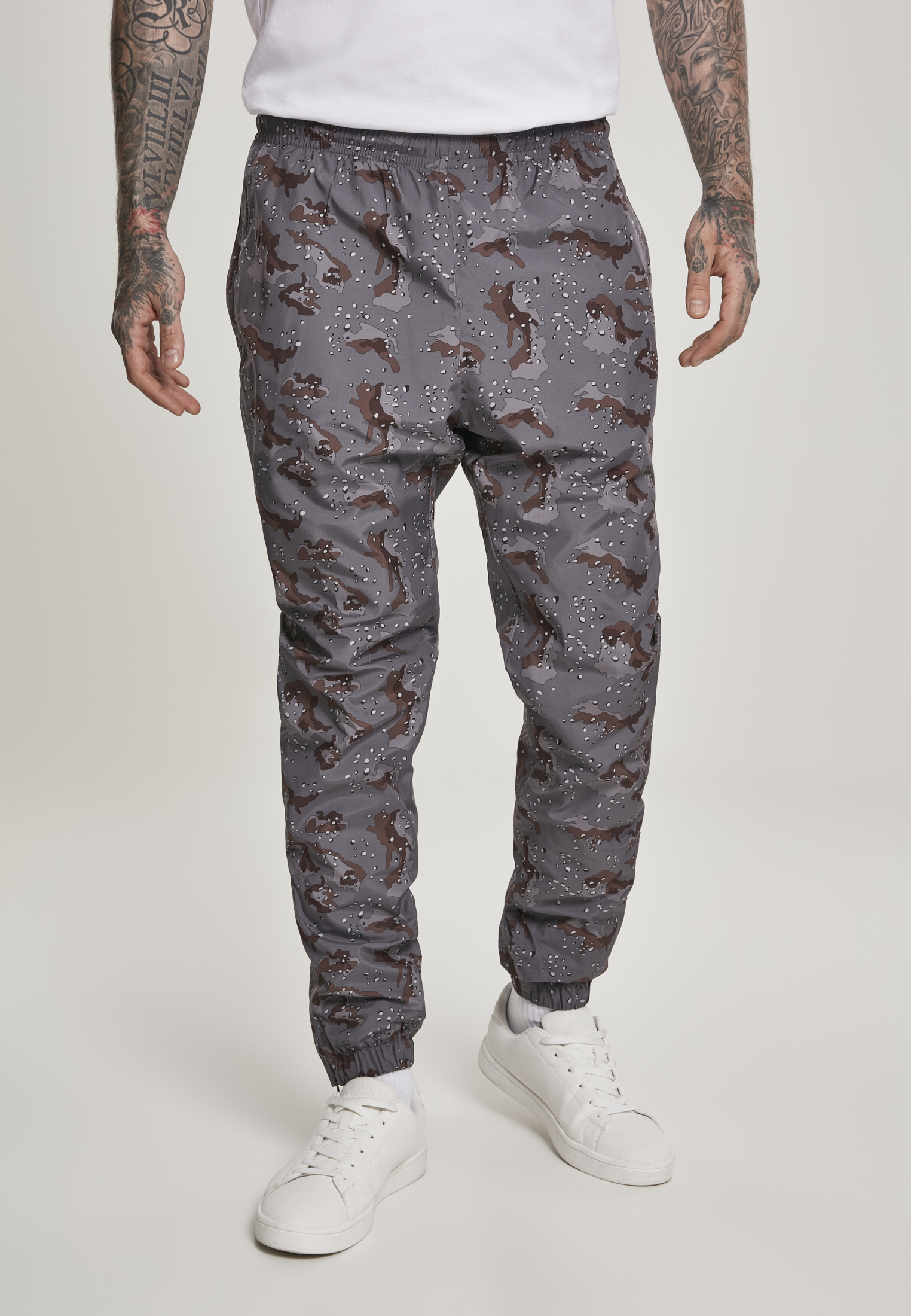 Urban Classics Camo Track Kalhoty tmavé pouštní kamufláže