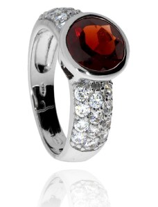 SilverRepublic Stříbrný prsten se zirkony (kubická zirkonie) a granátem (almandinem - Velikost 52