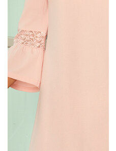 numoco Dámské šaty v pastelově růžové barvě s krajkou na rukávech model 5917659