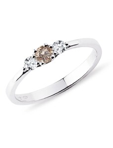 Prsten s champagne a čirými diamanty v bílém zlatě KLENOTA K0295022
