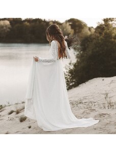 bílé boho svatební šaty s krajkovými rukávky