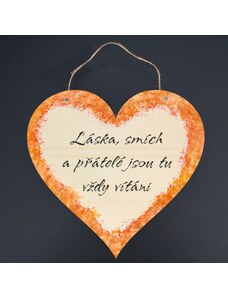 AMADEA Dřevěné srdce s textem Láska, smích a přátelé jsou tu vždy vítáni, 21 x 20 cm