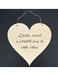 AMADEA Dřevěné srdce s textem Láska, smích a přátelé jsou tu vždy vítáni, 21 x 20 cm
