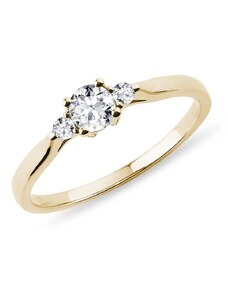 Zlatý prsten se třemi diamanty KLENOTA K0639013