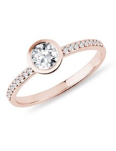 Diamantový zásnubní prsten bezel v růžovém zlatě KLENOTA K0774014