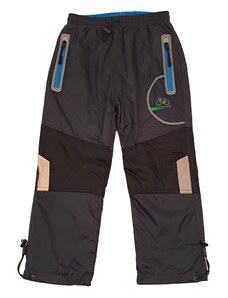 Dětské sportovní šusťákové kalhoty Kugo. V pase guma + šňůrka na stažení. Na obou stranách dvě kapsy na zip, nohavice zakončené gumkou (možnost stažení), s reflexními prvky. Materiál: 100% polyester,
