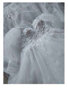 Donna Bridal romantické šaty s odhalenými rameny a živůtek s květy v 3D