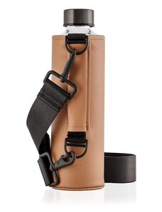 EQUA Mismatch Crossbody Maple 750 ml designová luxusní ekologická skleněná lahev na pití s obalem z umělé kůže přes rameno