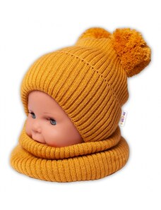 BABY NELLYS Zimní pletená čepice + nákrčník - hořčicová s bambulkami Velikost koj oblečení: 92-98 (18-36m)
