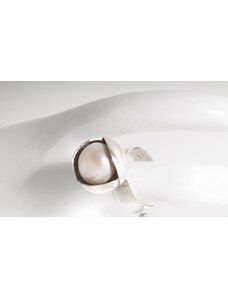 Klára Bílá Jewellery Dámský stříbrný prsten s květem a perlou Bowpearls 41 (13,0mm), Barva perly: Bílá