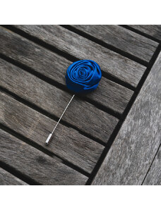 Obleč oblek Enziánová modrá ozdoba do klopy růže