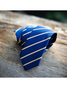 Obleč oblek Enziánově modrá pánská kravata se zlatými pruhy