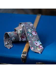 Obleč oblek Béžovošedá pánská kravata s květinovým vzorem
