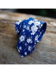 Obleč oblek Enziánově modrá kravata s květinovým vzorem