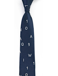 Obleč oblek Tmavě modrá kravata s bílým vzorem a písmenky