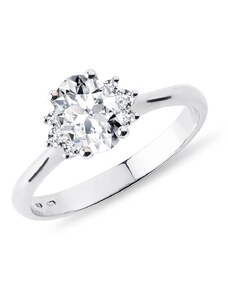 Zásnubní prsten s oválným diamantem v bílém zlatě KLENOTA K0855012