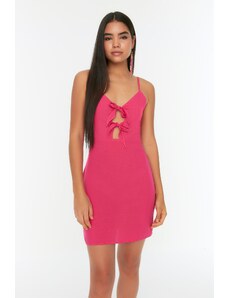 Trendyol Fuchsia Strap Cut Out Detailní tkané šaty