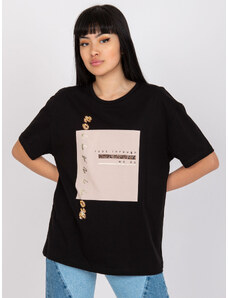 Fashionhunters Černé bavlněné tričko volného střihu s nášivkou