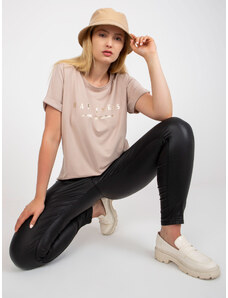 Fashionhunters Béžové bavlněné tričko větší velikosti s textem