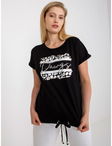 Fashionhunters Černé tričko velikosti plus s potiskem a aplikací