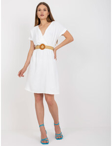 Fashionhunters Ležérní bílé šaty s copánkovým páskem RUE PARIS