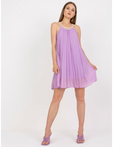 Fashionhunters Světle fialové plisované šaty jedné velikosti s kulatým výstřihem