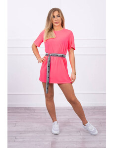 K-Fashion Šaty s ozdobným páskem růžové neonové