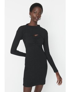 Trendyol černá super crop halenka s detailním bodycone pletenými šaty