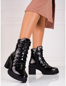 Pohodlné černé dámské kotníčkové boty na širokém podpatku