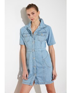 Mini džínové šaty Trendyol se světle modrým kapesním detailem