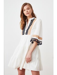 Trendyol bílé široké střihy lemované tkané vyšívané tkané šaty