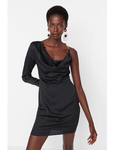 Trendyol černé saténové rameno s detailními večerními šaty