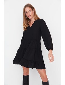 Trendyol černé mini široké tkané šaty s texturou volánků