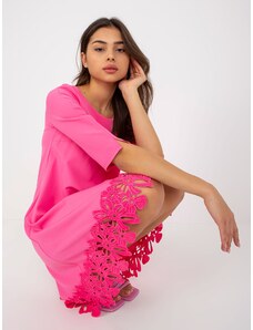 Fashionhunters Volné růžové koktejlové šaty s prolamovaným lemem