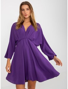 Fashionhunters Tmavě fialové vzdušné šaty s výstřihem od Zayna