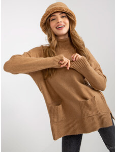Fashionhunters Velbloudí dlouhý oversize svetr s kapsami a rolákem