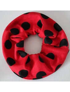 Červená gumička s černými puntíky