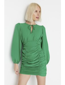 Trendyol limitovaná edice zelených kravatových detailních šatů