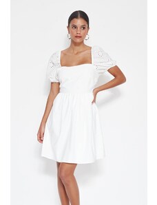 Trendyol bílé mini šaty s výstřihem kolem krku/bruslařky s tkanou bavlněnou podšívkou a detailem zad brode