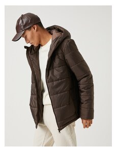 Péřová bunda Koton Basic s kapucí a kapsou na detailním zipem, voděodolná.