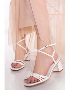 Ideal Bílé sandály na hrubém podpatku Nawel