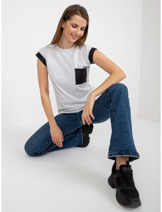 Fashionhunters Světle šedé tričko z melanžové bavlny s kapsou