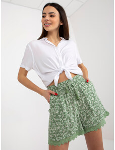 Fashionhunters Světle zelené SUBLEVEL květinové letní ležérní šortky