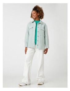 Oversize bunda Koton s košilovým límcem s dlouhým rukávem, s kapsami detailně.